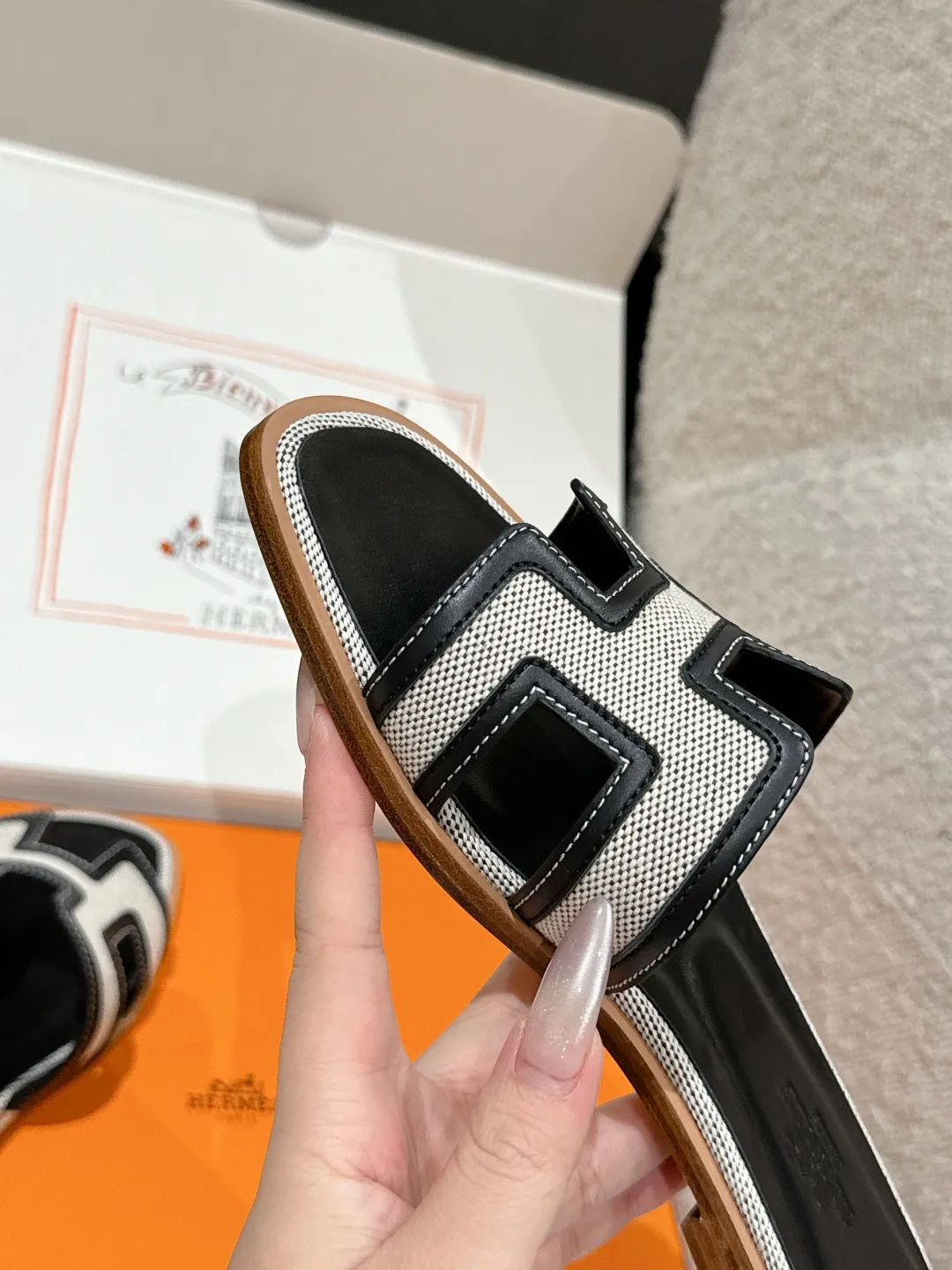 💕💕Factory direct selling price p480💕💕 HERMES Hermès Oran series H classic slippers flat slippers 2025 spring and summer latest color matching family portrait ❤️ Original development Purchasing quality Integrated rhinestones, rivets, palm prints, graffiti, embroidery and other details make the simple H slippers new! Add more matching possibilities! The basic colors and this year’s hot new colors are all with your eyes closed. A must-have item for H fans in summer❤️Every color is beautiful ✔️Upper: cowhide/sheep/hot diamond/denim ✔️Foot: original sheepskin ✔️Sole: Italian A-grade double-layer leather outsole ✔️Size: #35-42 (40.41.42 custom-made, non-refundable)